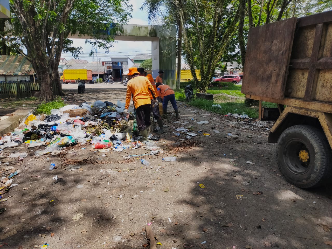 Tanggapi Laporan Warga, DLH Muba Bersihkan Sampah di Terminal Randik Sekayu