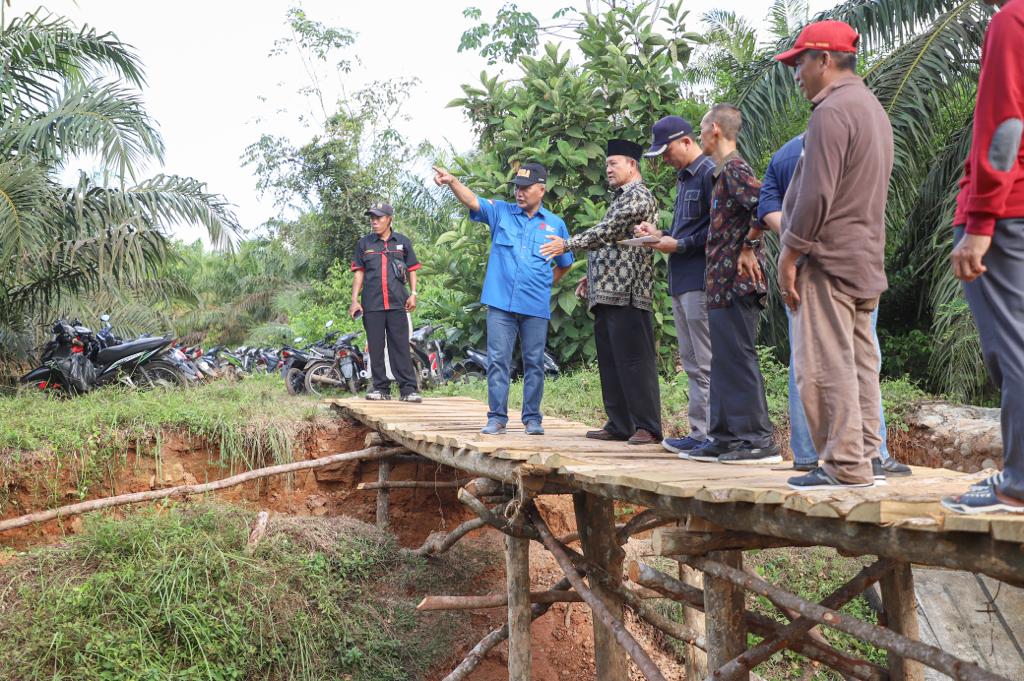 Pj Bupati Apriyadi Tinjau Jembatan Ambruk Akibat Longsor, PUPR Muba : Perbaikan Permanen Dianggarakan pada APBD 2024