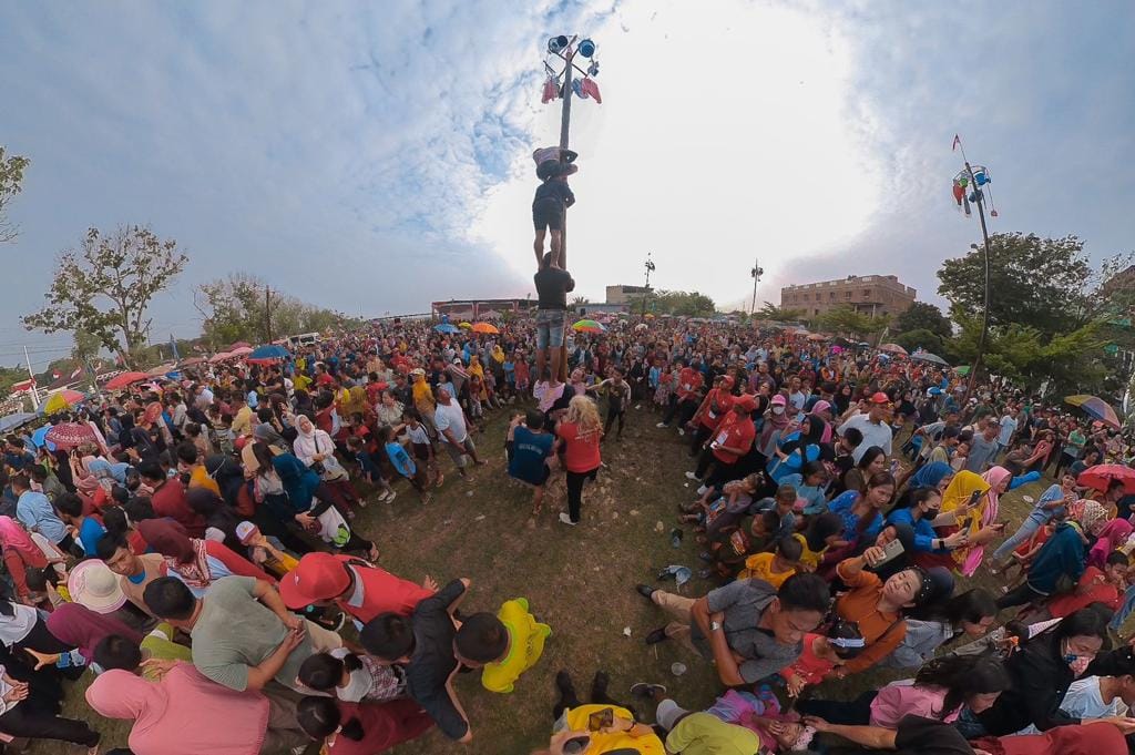 Antuasias Masyarakat Saksikan Lomba Panjat Pinang Di Muba