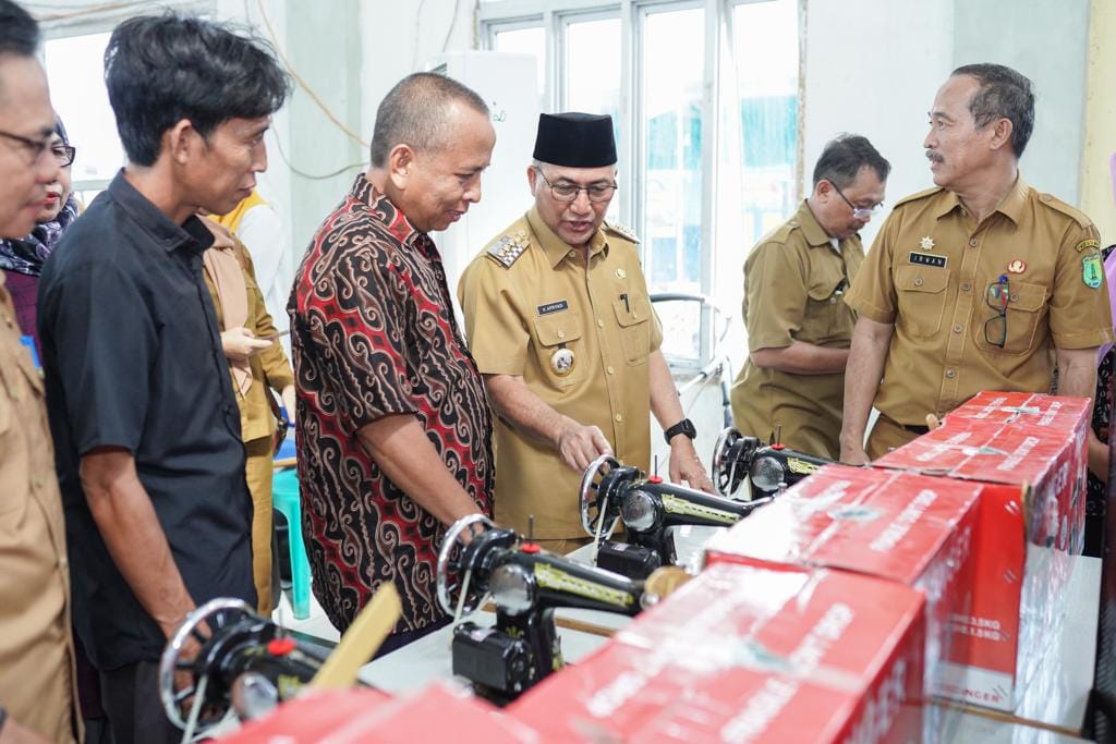 Perayaan Hari UMKM Nasional, Pj Bupati Apriyadi Serahkan Bantuan Kepada 70 UMKM di Muba