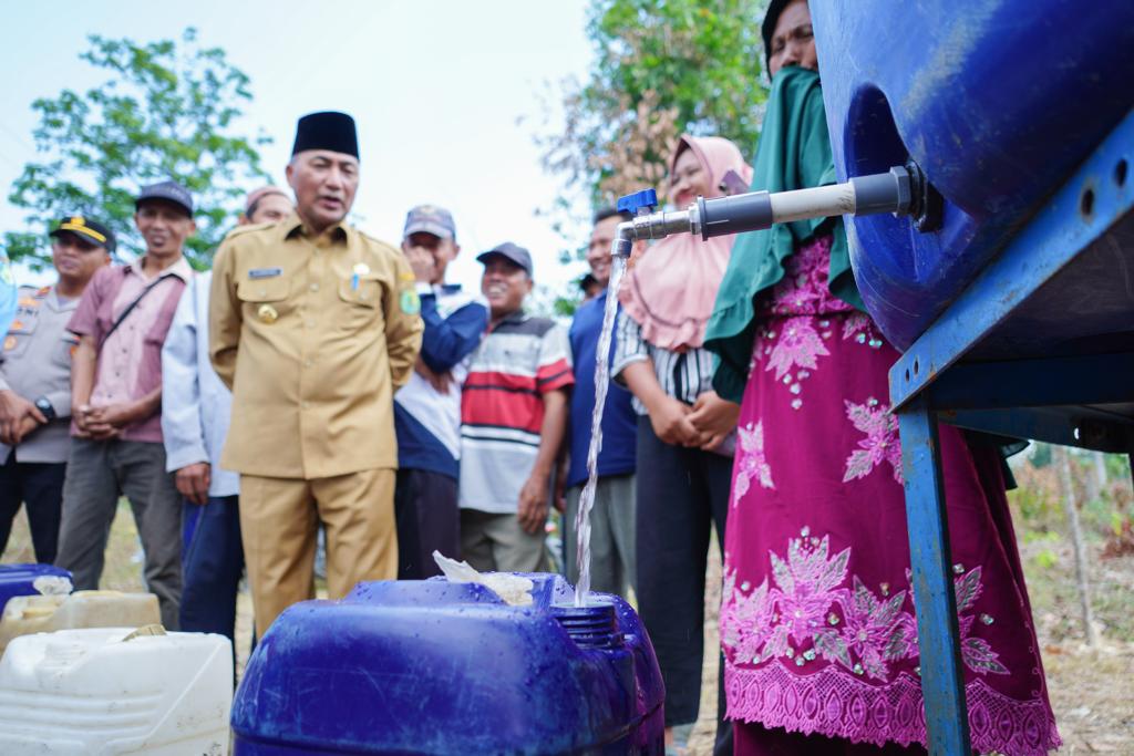 Pj Bupati Langsung Cek Distribusi Air bersih Warga Plakat Tinggi