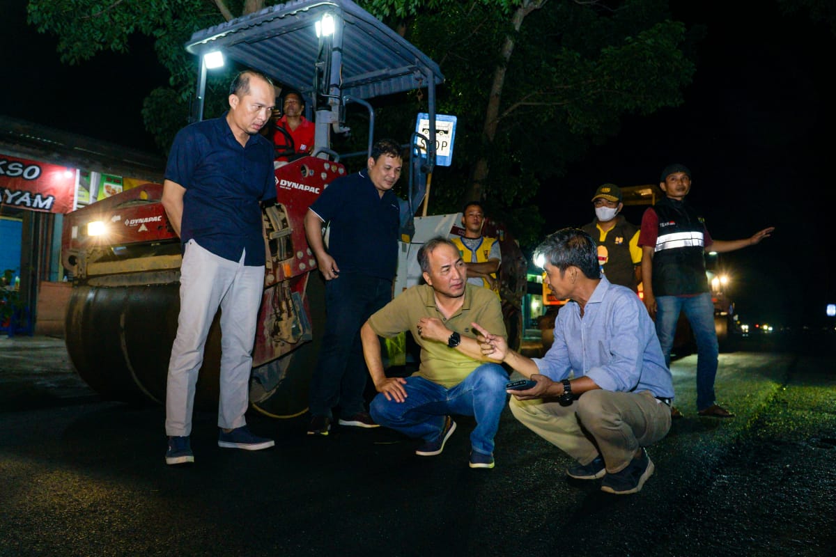 Pj Bupati Apriyadi Sidak Perbaikan Jalan Merdeka Sekayu di Malam Hari