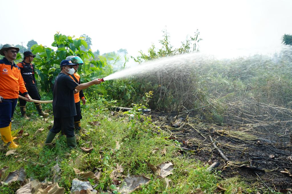 Pj Bupati Apriyadi Turun Langsung Padamkan Karhutlah di Dusun Lame