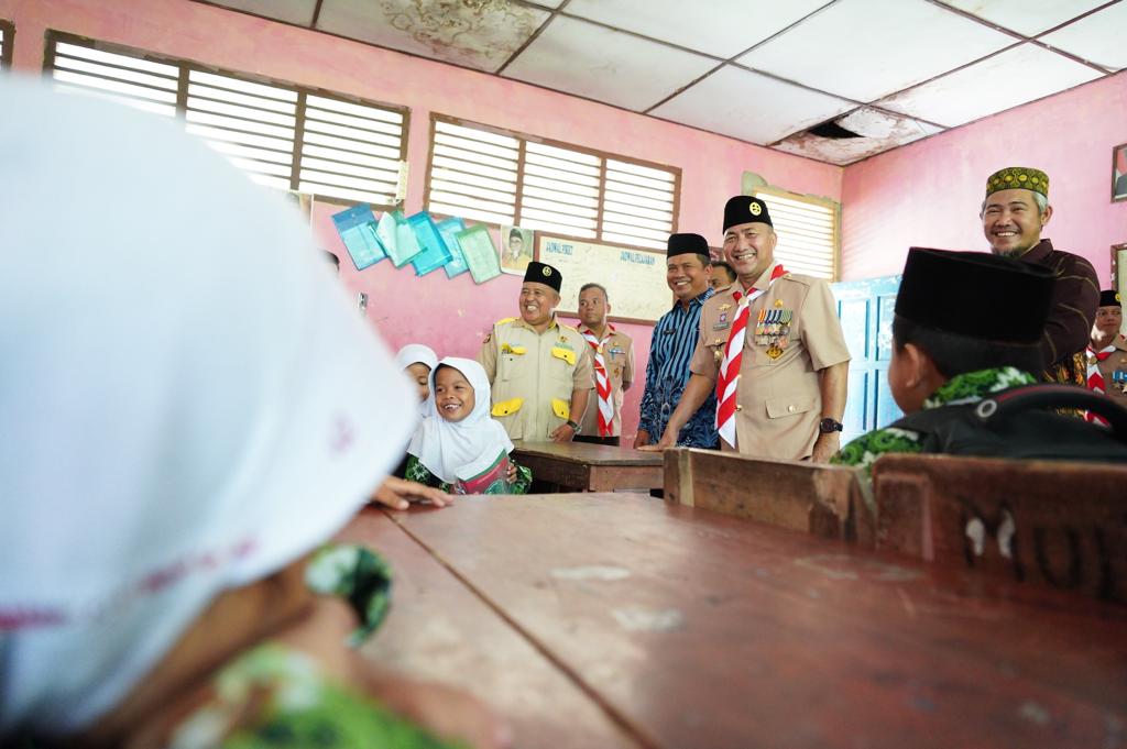 Sambangi MI dan MTs Diniyatul Islamiyah, Pj Bupati Apriyadi Beri Bantuan