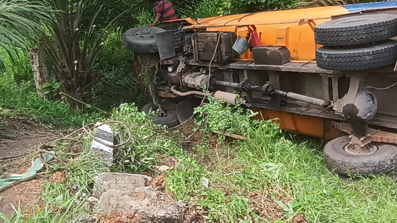 Angkutan CPO Nyungsep di Kebun Warga, Sopir : Agar Tidak Nabrak Sepeda Motor Terpaksa Banting Setir