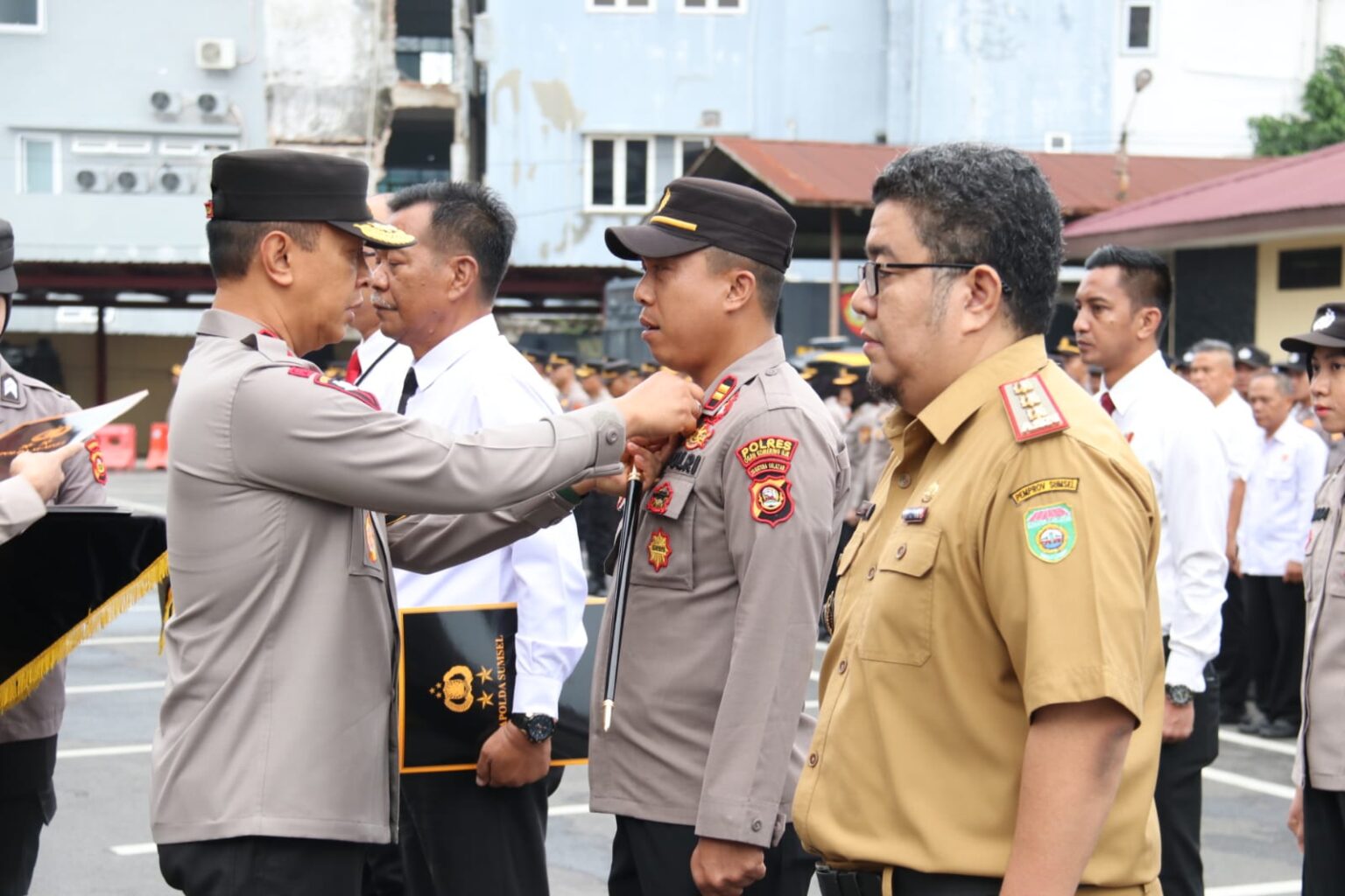 Ungkap Kasus Perampokan Toko Emas di Pali, Personel Jatanras Polda Sumsel Diganjar Pin Emas