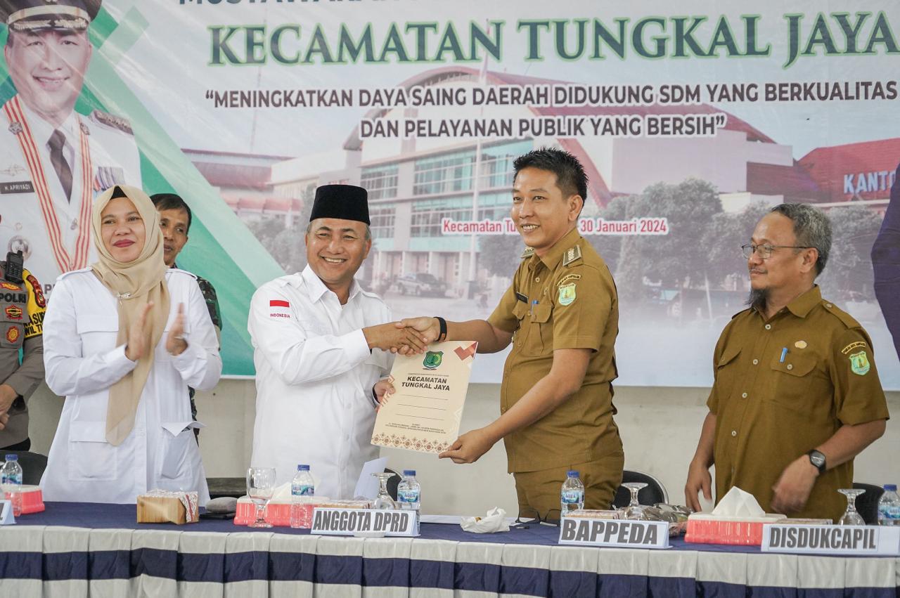 Pj Bupati Apriyadi Turun Langsung Mentori Perangkat Desa di Tungkal Jaya