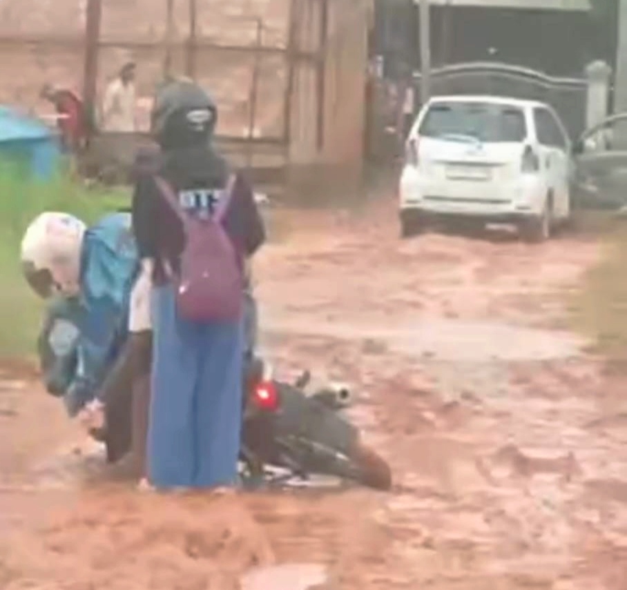 Sering Terpeleset dan Jatuh, Warga Perumahan Mutiara Sejahtera Keluhkan Akses Jalan Tak Kunjung Diperbaiki