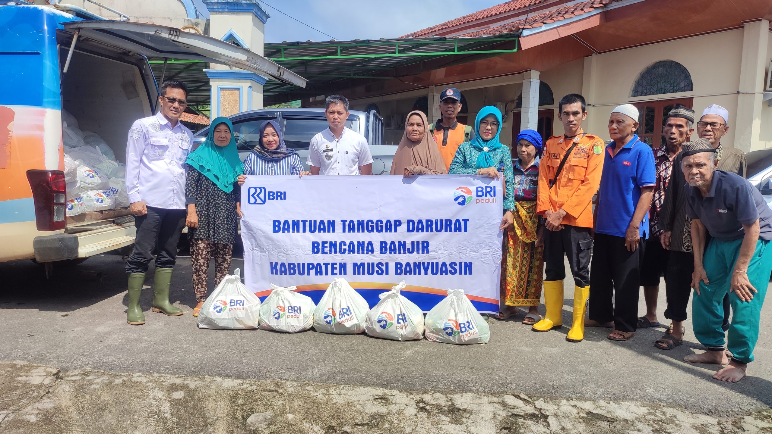 Peduli Warga Terdampak Banjir, BRI Cabang Sekayu Salurkan Ratusan Paket Bantuan