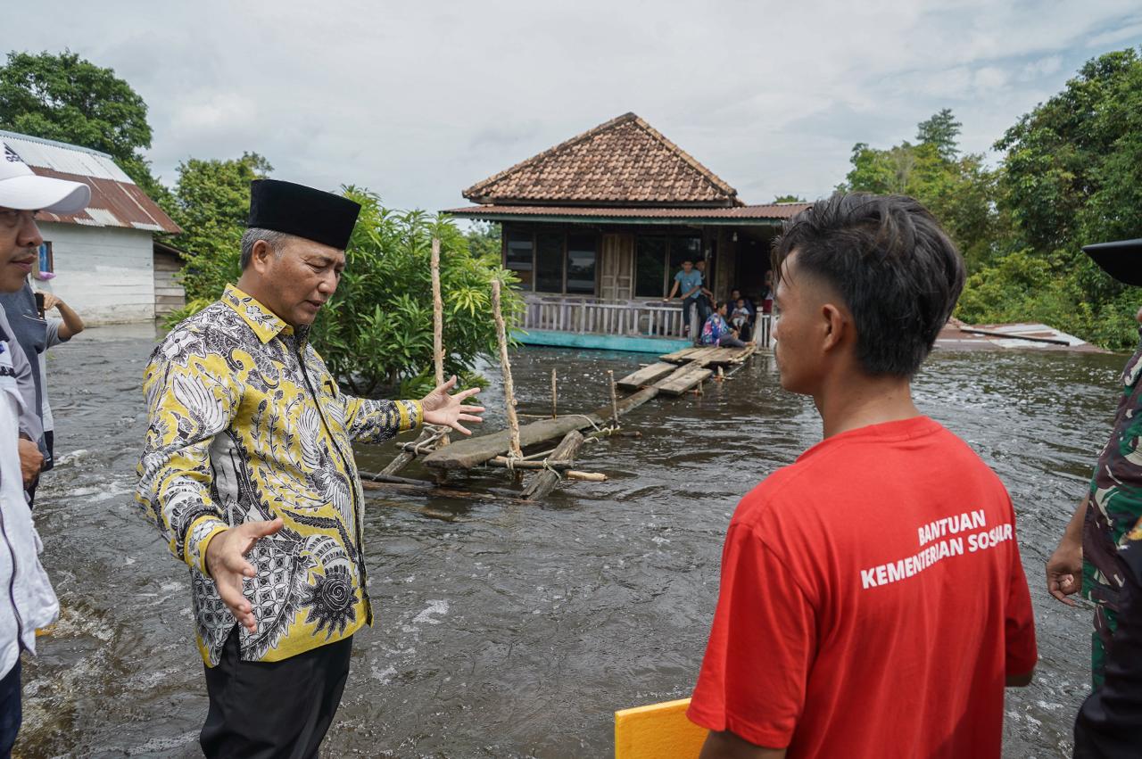 Tomi Gembira Dibangunkan Rumah oleh Pj Bupati Apriyadi