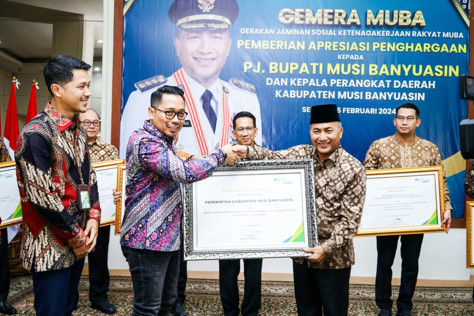 Pj Bupati Apriyadi Diganjar Penghargaan oleh BPJS Ketenagakerjaan
