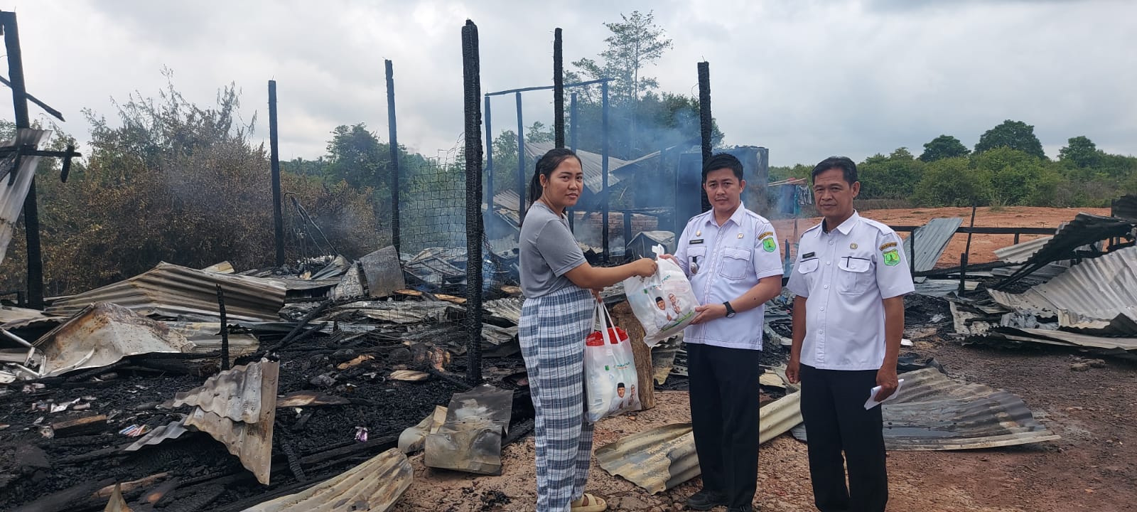 Gerak Cepat, Pemkab Muba Serahkan Bantuan Kepada Korban Kebakaran di Kelurahan Mangun Jaya