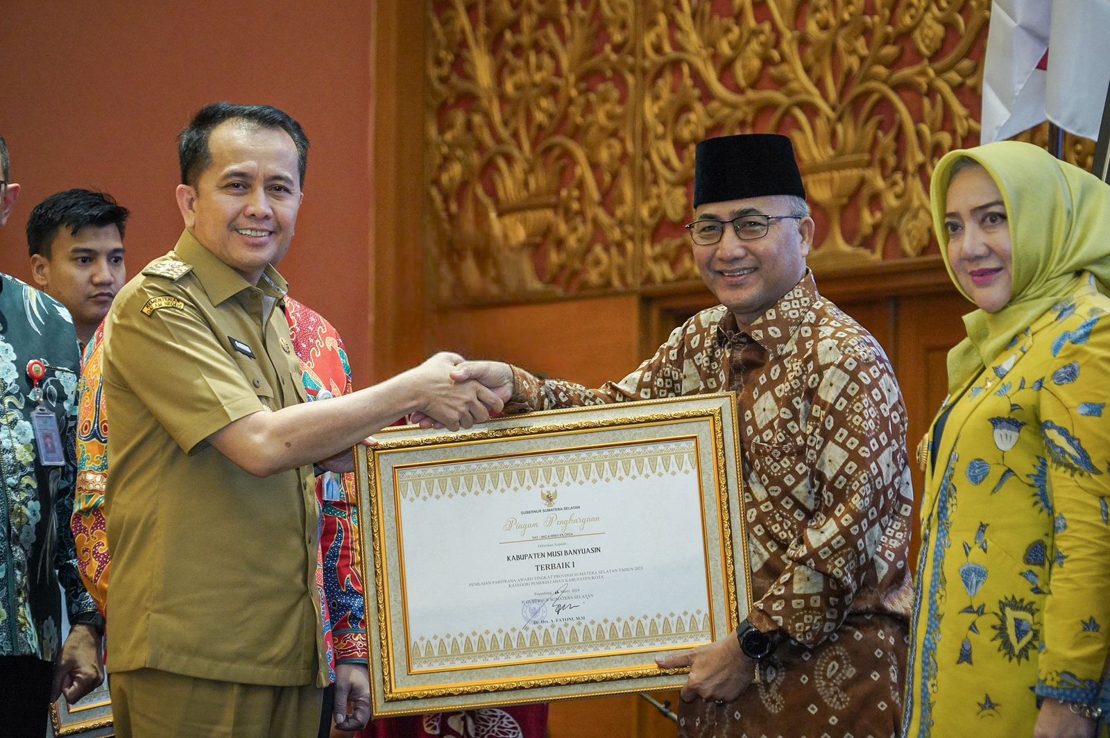 Lindungi 11 Ribu Pekerja Rentan, Pj Bupati Apriyadi Diganjar Penghargaan