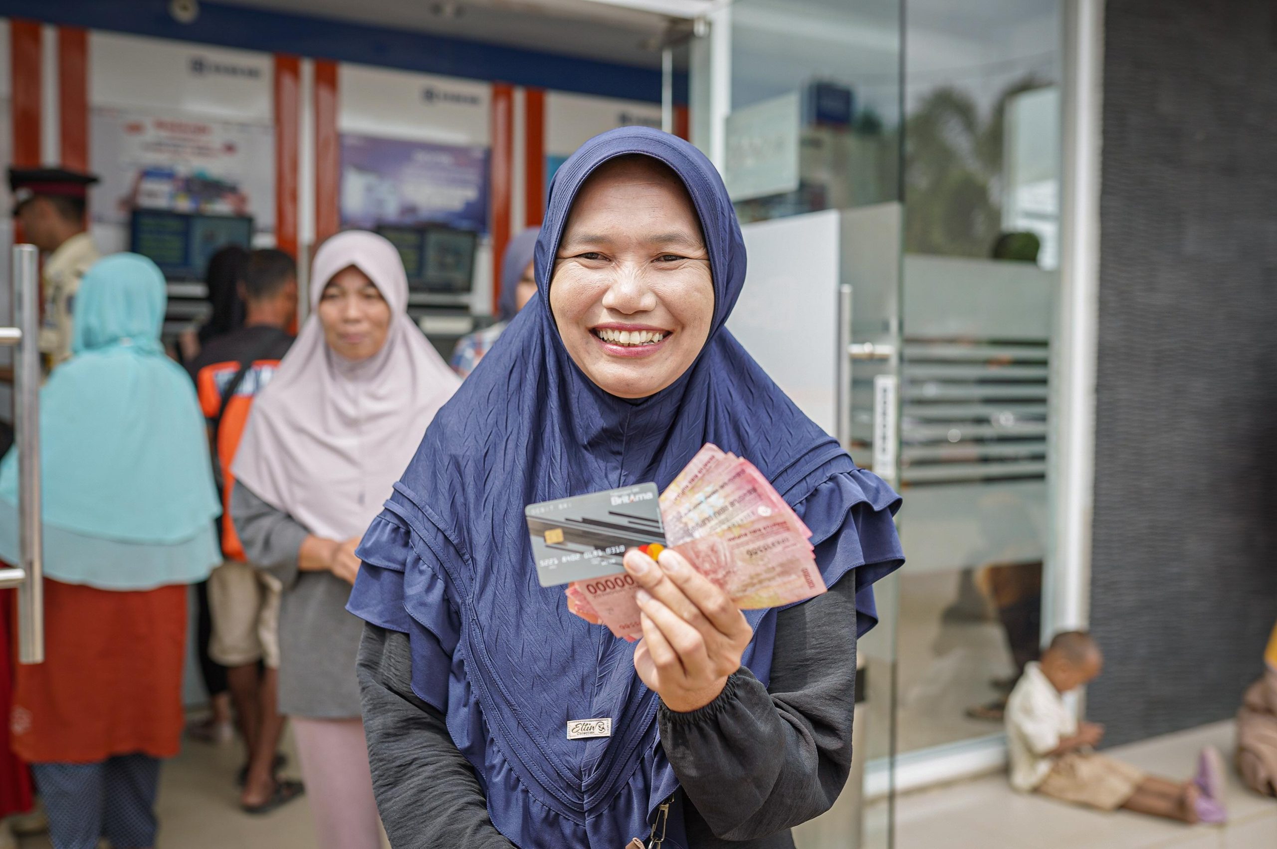 Buat Emak-emak Sumringah di Bulan Puasa, PJ Bupati Apriyadi Cairkan Bantu Umak