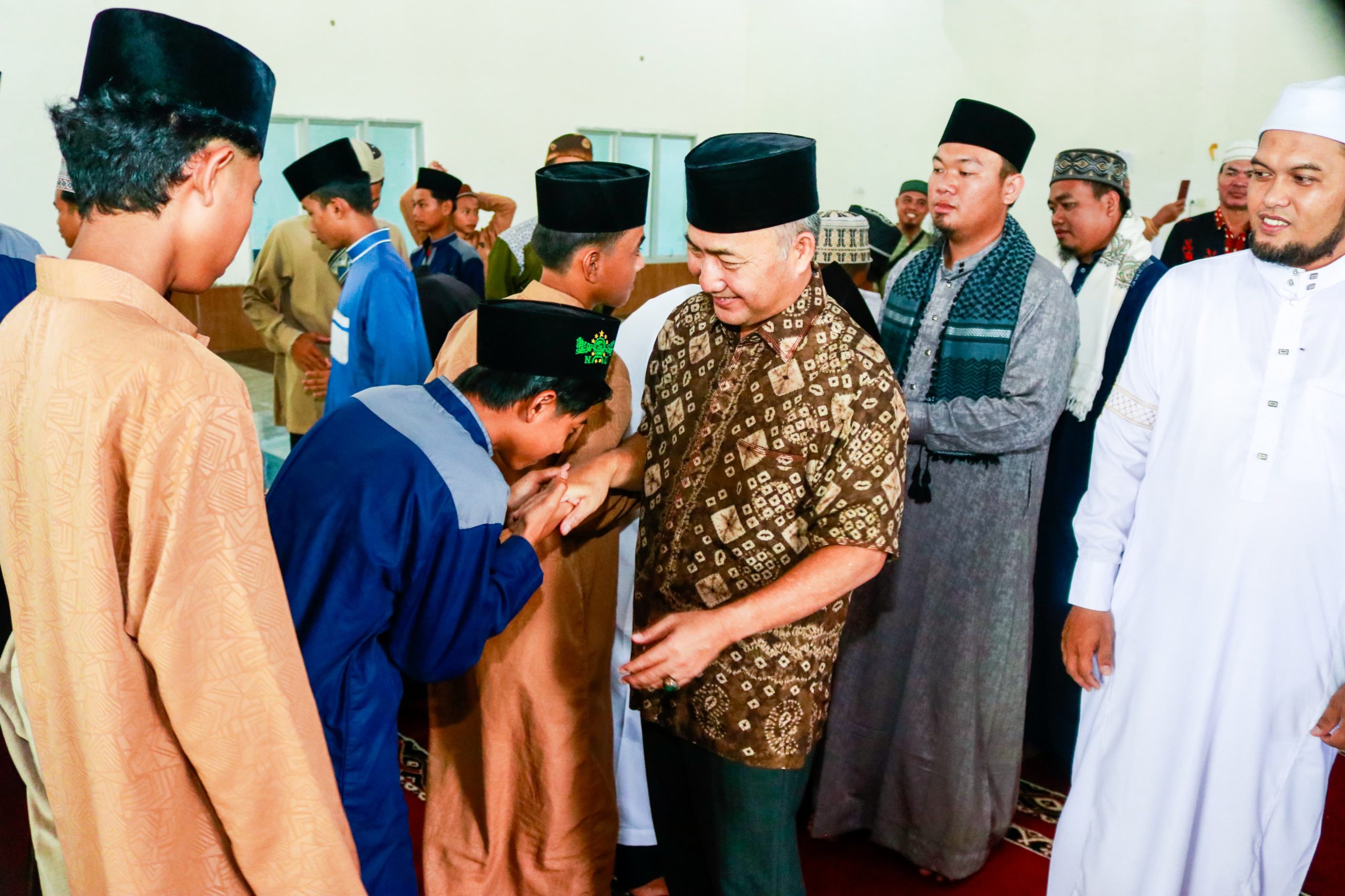 Pj Bupati Apriyadi Beri Sembako dan THR untuk Santri Santriwati Ponpes Al Fath