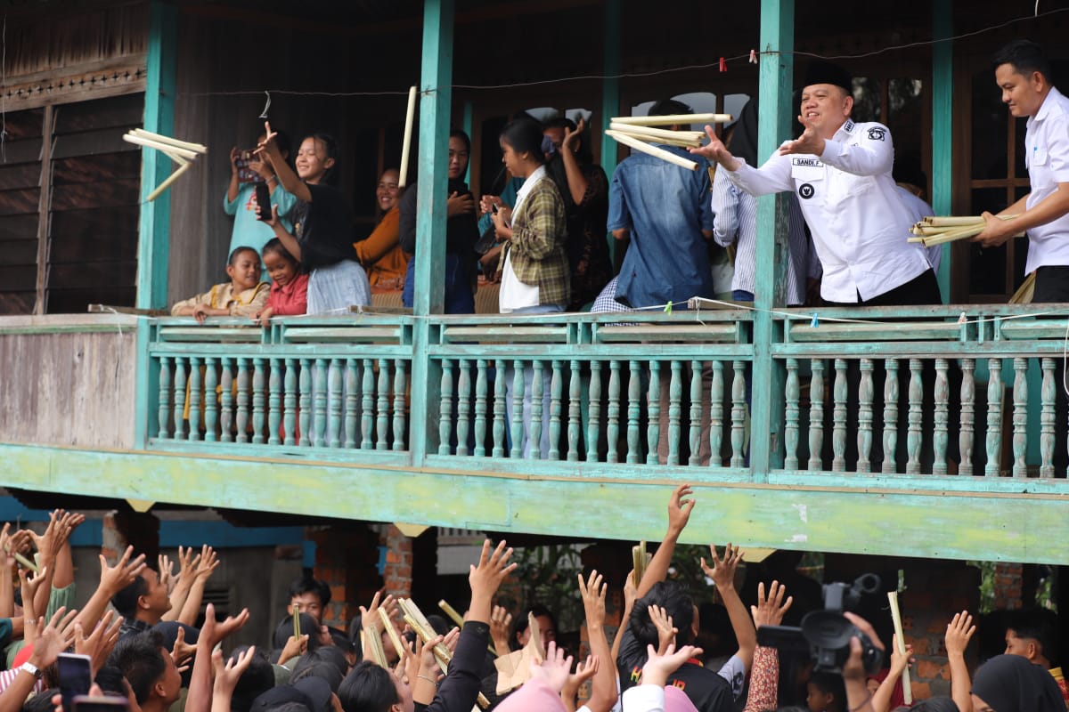 Keseruan Warga Kertayu Berebut Lemang Bareng Pj Bupati Muba Sandi Fahlepi