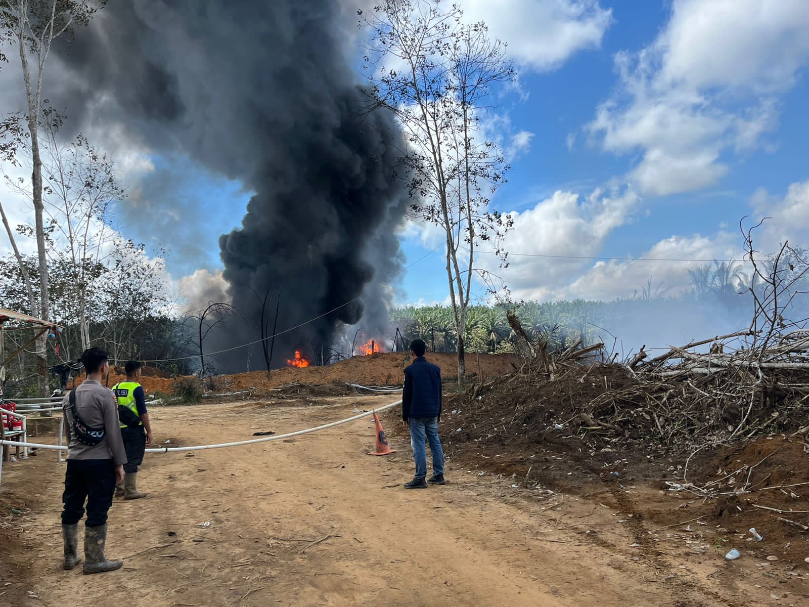 Illegal Drilling di Keluang Terbakar Hebat, Pemilik Sumur Ditangkap di Hotel EDW Sekayu