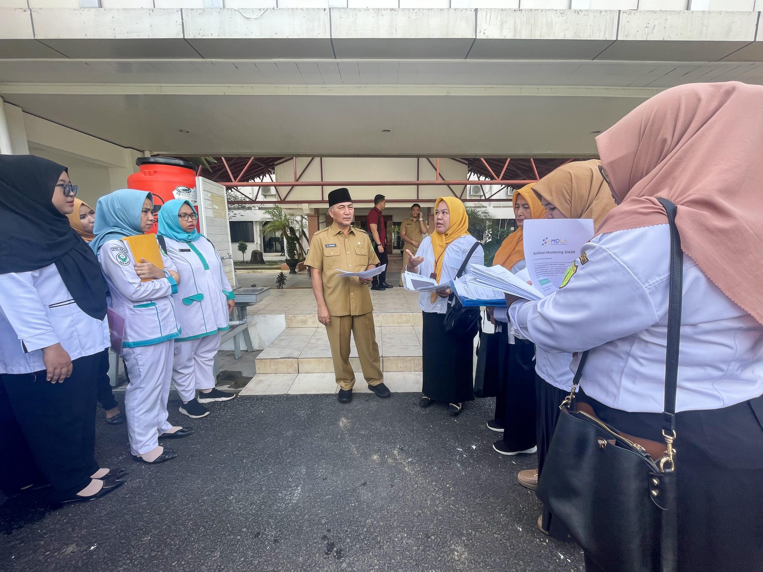 Sambil Menangis, Puluhan Bidan di Muba Ngadu ke Sekda Apriyadi