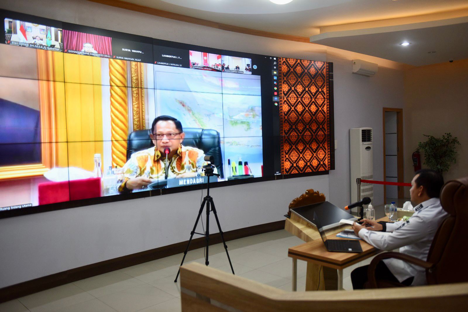 Pj Gubernur Elan Setiadi Bahas Penetapan Upah Minimum 2025 Bersama Mendagri dan Menaker