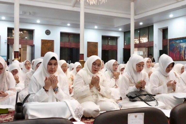 Melza Elen Setiadi Hadiri Pengajian Rutin di Griya Agung