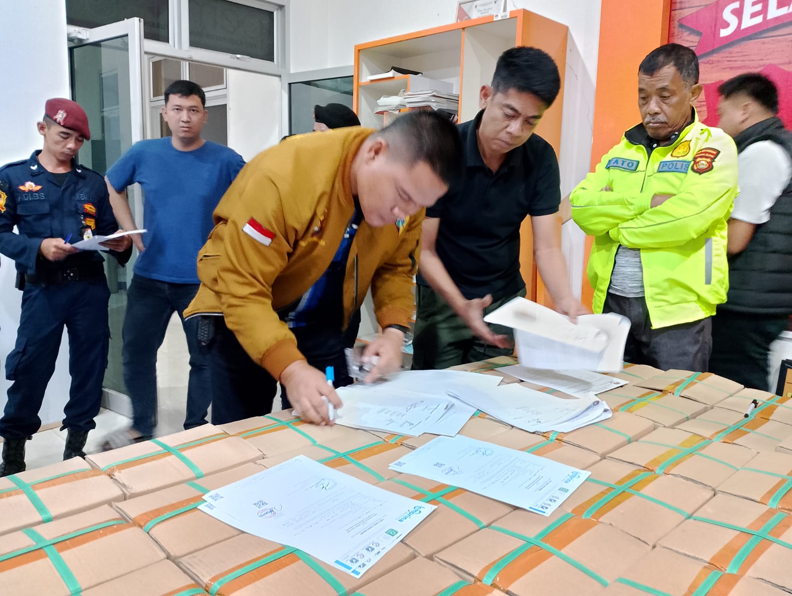 Surat Suara Pilkada Serentak 2024 Tiba di KPU Muba, Diawasi dan Dijaga Ketat oleh Polisi dan Bawaslu