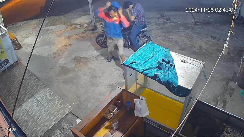 Terekam CCTV, Dua Pria di Palembang Gasak Lampu di Warung Nasi Ayam Geprek