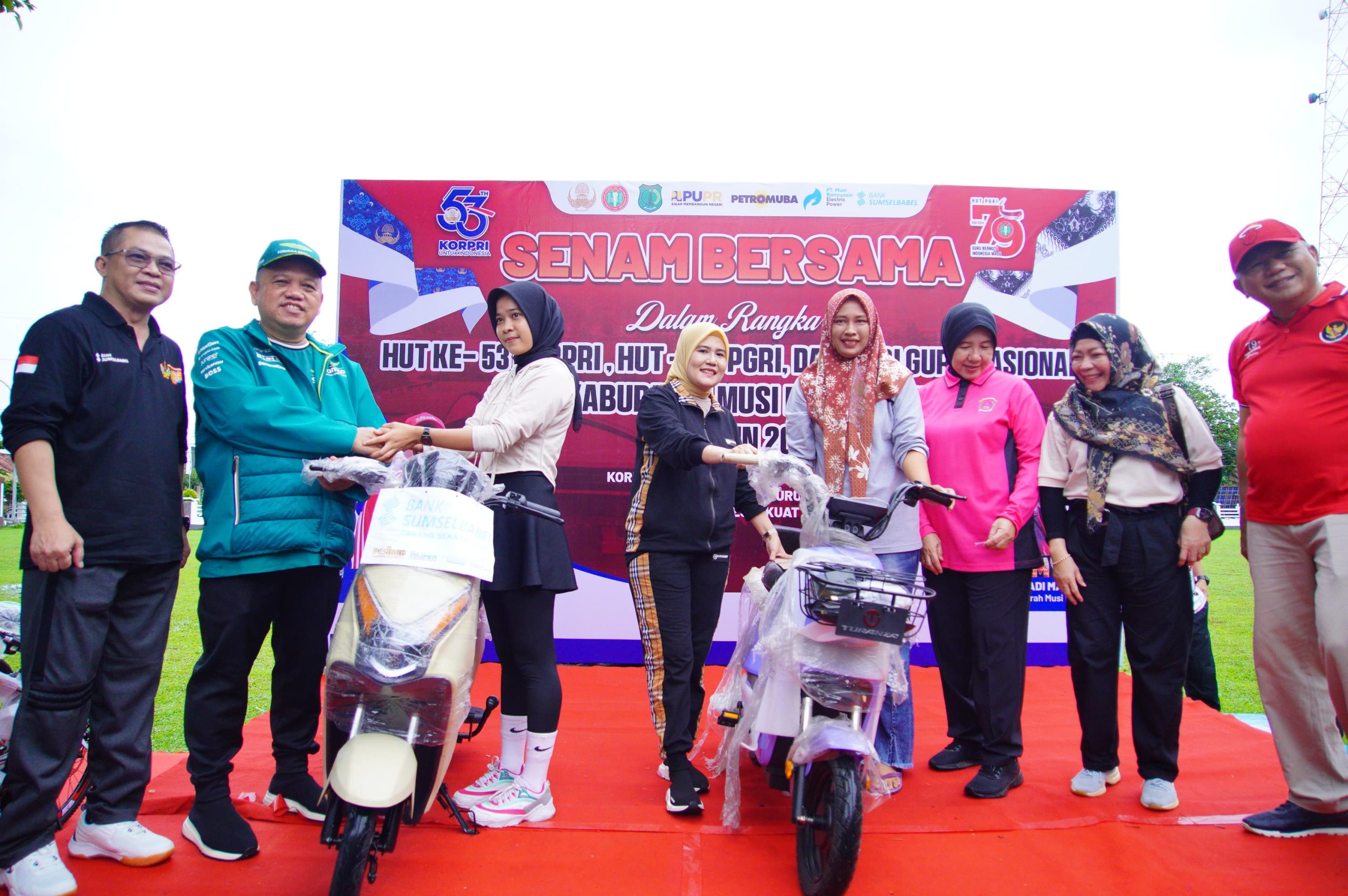 Peringati 3 Moment Penting, Pj Bupati Sandi Fahlepi Senam Bersama Hingga Bagikan Doorprize