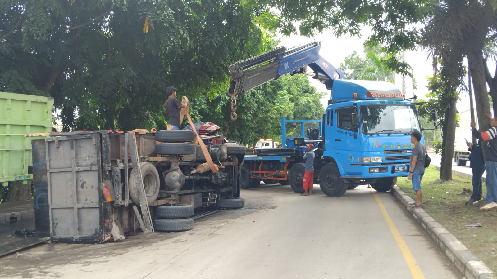 Satu Truk Bermuatan Minyak Terguling, Kecelakaan Beruntun di Jalan Soekarno-Hatta Palembang