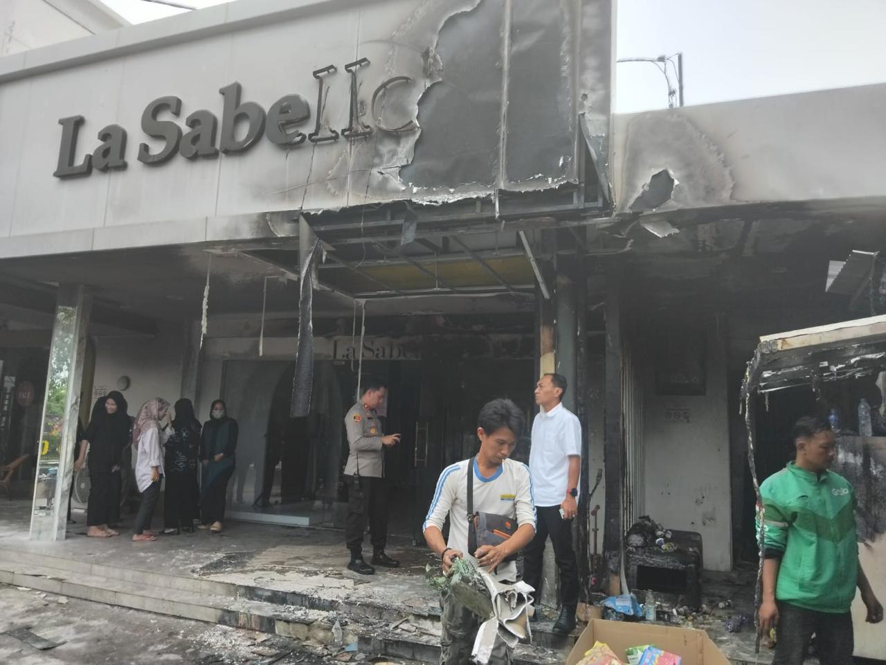 Warung Kaki Lima di Jalan Sumpah Pemuda Terbakar Sambar Butik La Sabelle