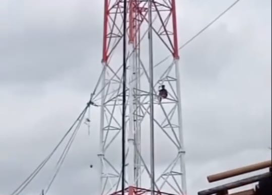 Mendebarkan, Pria Gangguan Mental di Palembang Panjat Tower Telekomunikasi