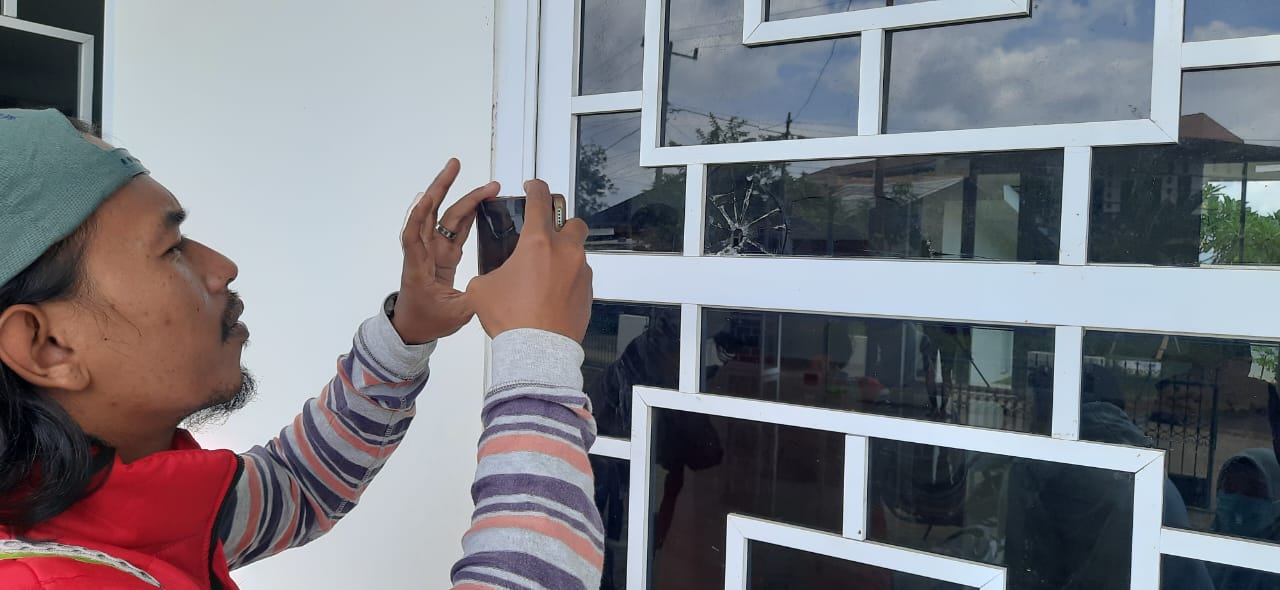 Kaca Masjid Ash Shomad Soak Simpur Palembang Pecah Diduga Diteror OTD