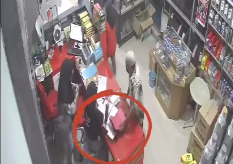 Modus Minta Sumbangan, Pria di Palembang Terekam CCTV Gasak Ponsel di Bengkel Ban