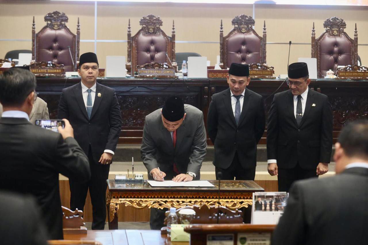 DPRD Provinsi Tandatangani Berita Acara Penetapan HDCU Sebagai Pasangan Calon Gubernur dan Wagub Sumsel Terpilih Periode 2025-2030