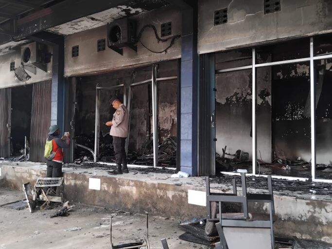 Kantor Distributor Peralatan Farmasi Hangus Dilahap si Jago Merah