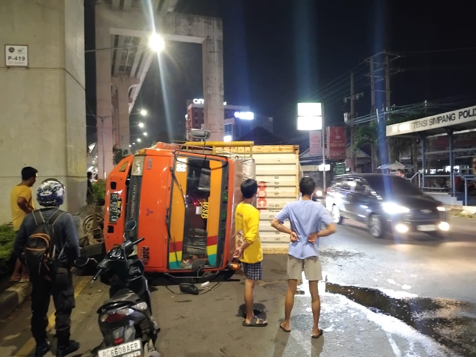 Diduga Rem Blong, Truk Kontainer Tabrak Tiang LRT