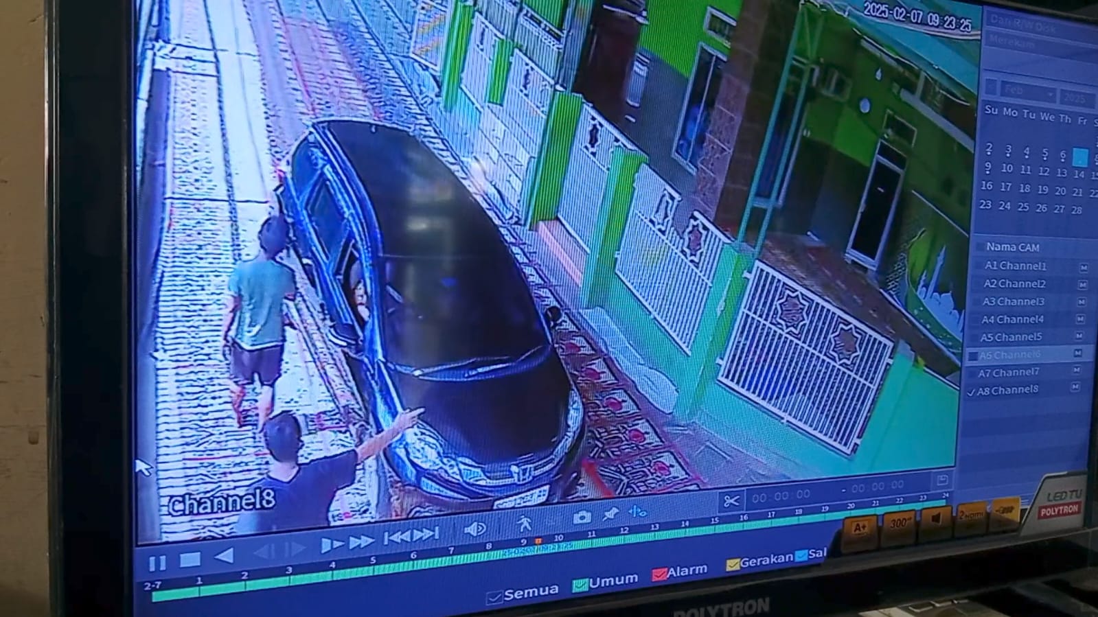 Viral, Honda Mobilio Terekam CCTV Melindas Bentangan Sajadah untuk Shalat Jumat