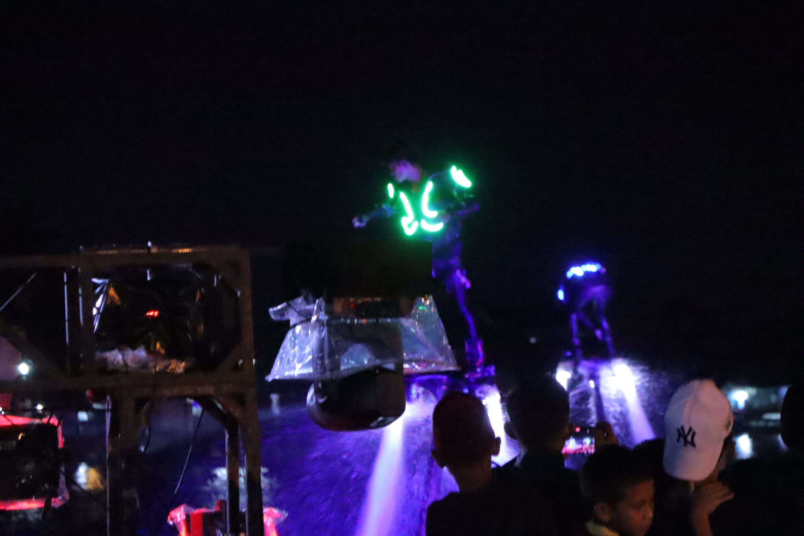 Palembang Sukses Gelar Pertunjukan Flyboard with Bodylighting