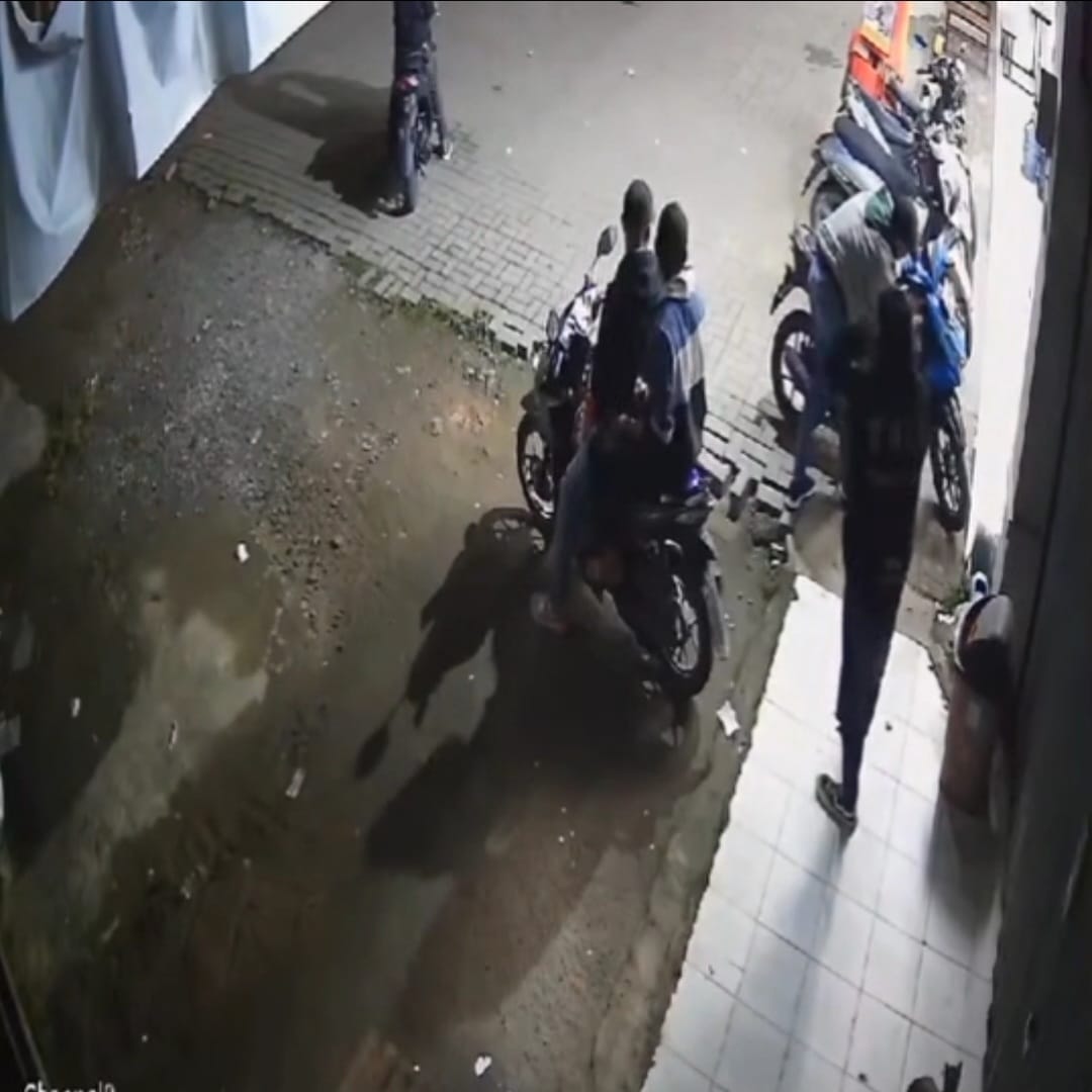 Aksi 5 Kawanan Curanmor Terekam CCTV, Gasak Motor Kondisi Pengaman Ganda