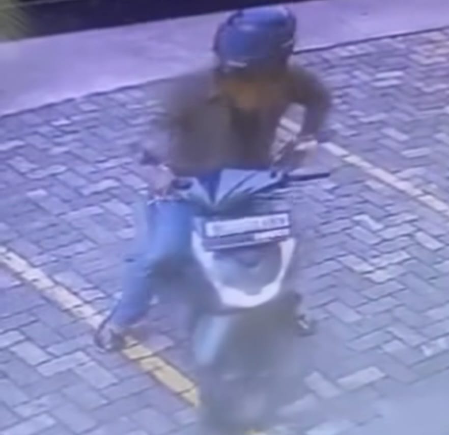 Terekam CCTV, Pelaku Curanmor Gasak Motor di Parkiran Indomaret Citra Grand City Palembang