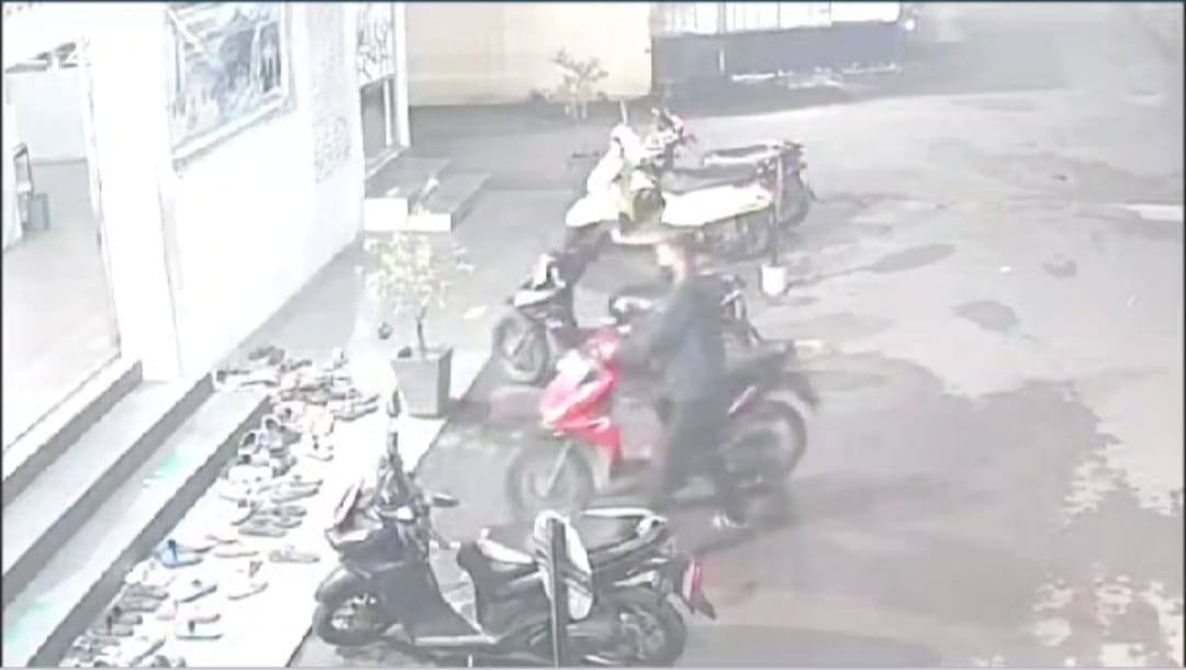Patahkan Stang dengan Kaki, Pelaku Curanmor Gasak Motor di Masjid Al-Maliki Saat Teraweh