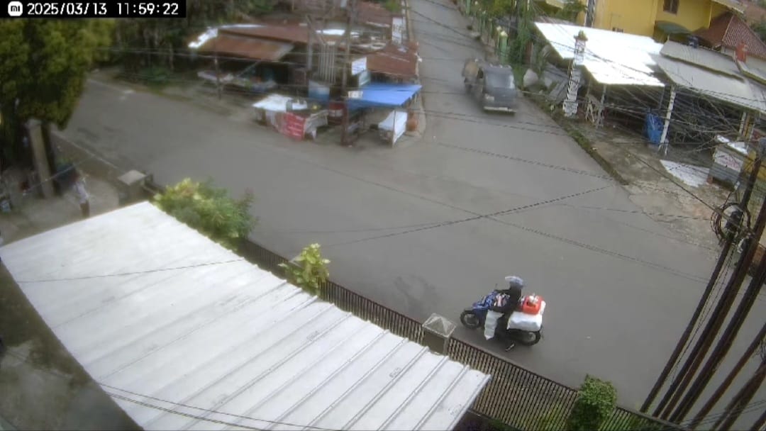 Terekam CCTV, Motor Kurir Paket Digondol Maling di Jalan Sirna Raga Palembang