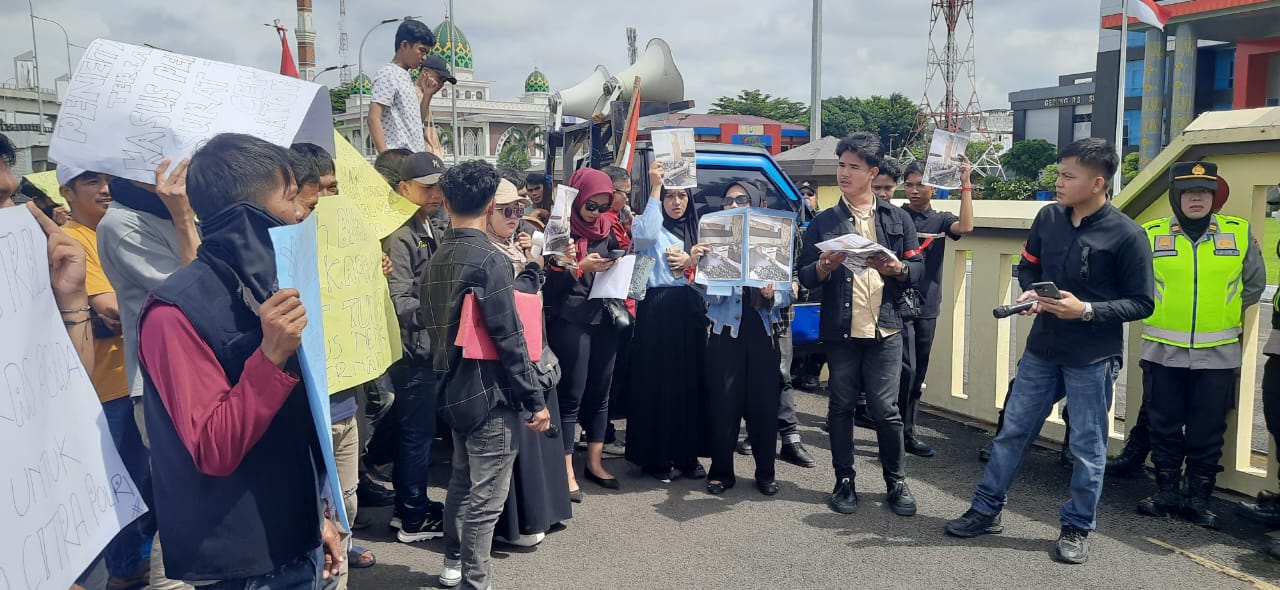 Puluhan Massa Geruduk Polda Sumsel, Minta Penetapan Tersangka Nenek Ernaini Dicabut