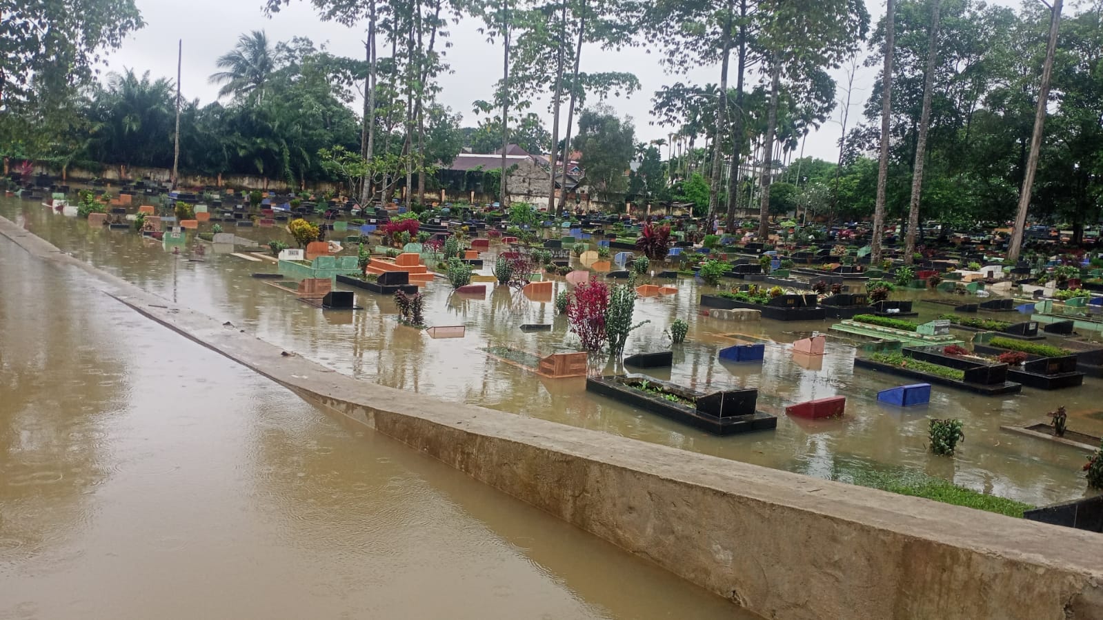 TPU Kebun Bunga Palembang ‘Tenggelam’ Dikepung Banjir