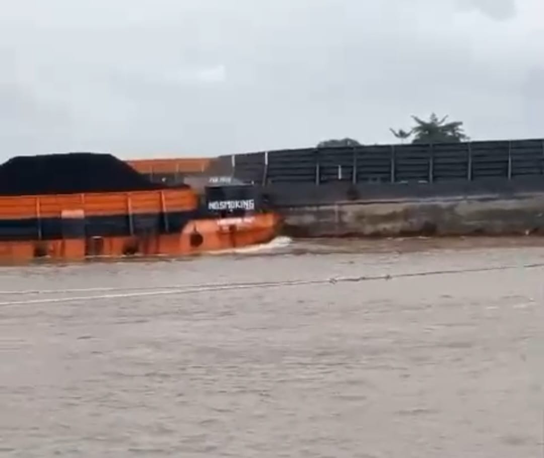 Dua Tongkang Batubara Bertabrakan di Perairan Sungai Musi
