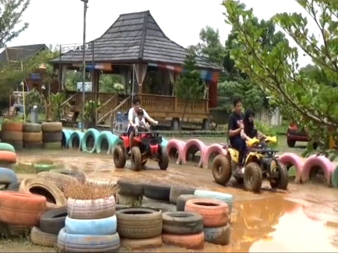 H+3 Lebaran, Saung Bambu Pelangi Kenten Ramai Dikunjungi Wisatawan
