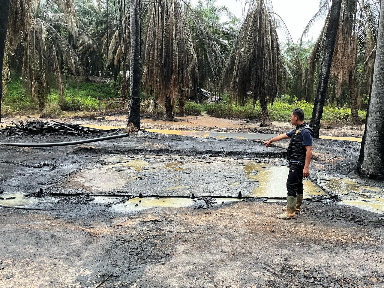 Sumur Minyak Ilegal di Keluang Kembali Terbakar, Polisi Telusuri Siapa Pelakunya