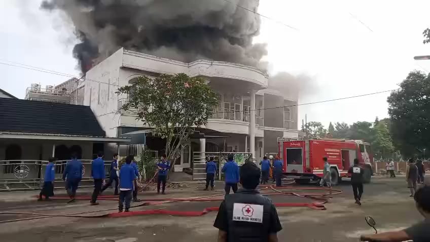Diduga Korslet Listrik, Gudang Mebel di Jalan Hoki Palembang Terbakar