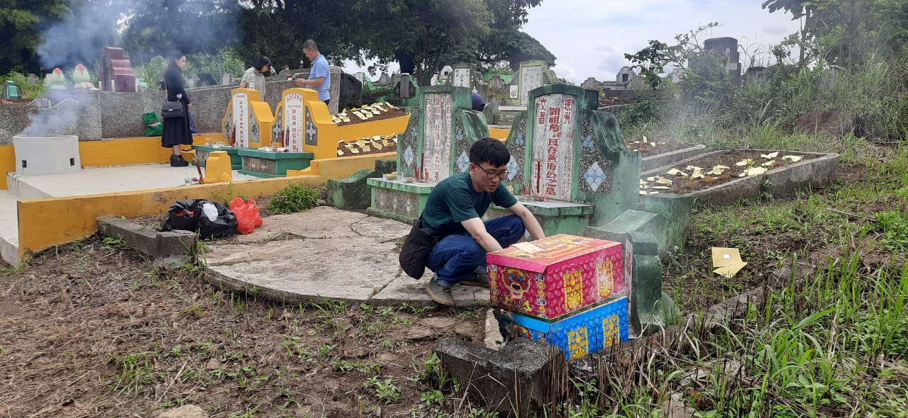 Ritual Ceng Beng, TPU Talang Kerikil Ramai Diziarahi Warga Tionghoa