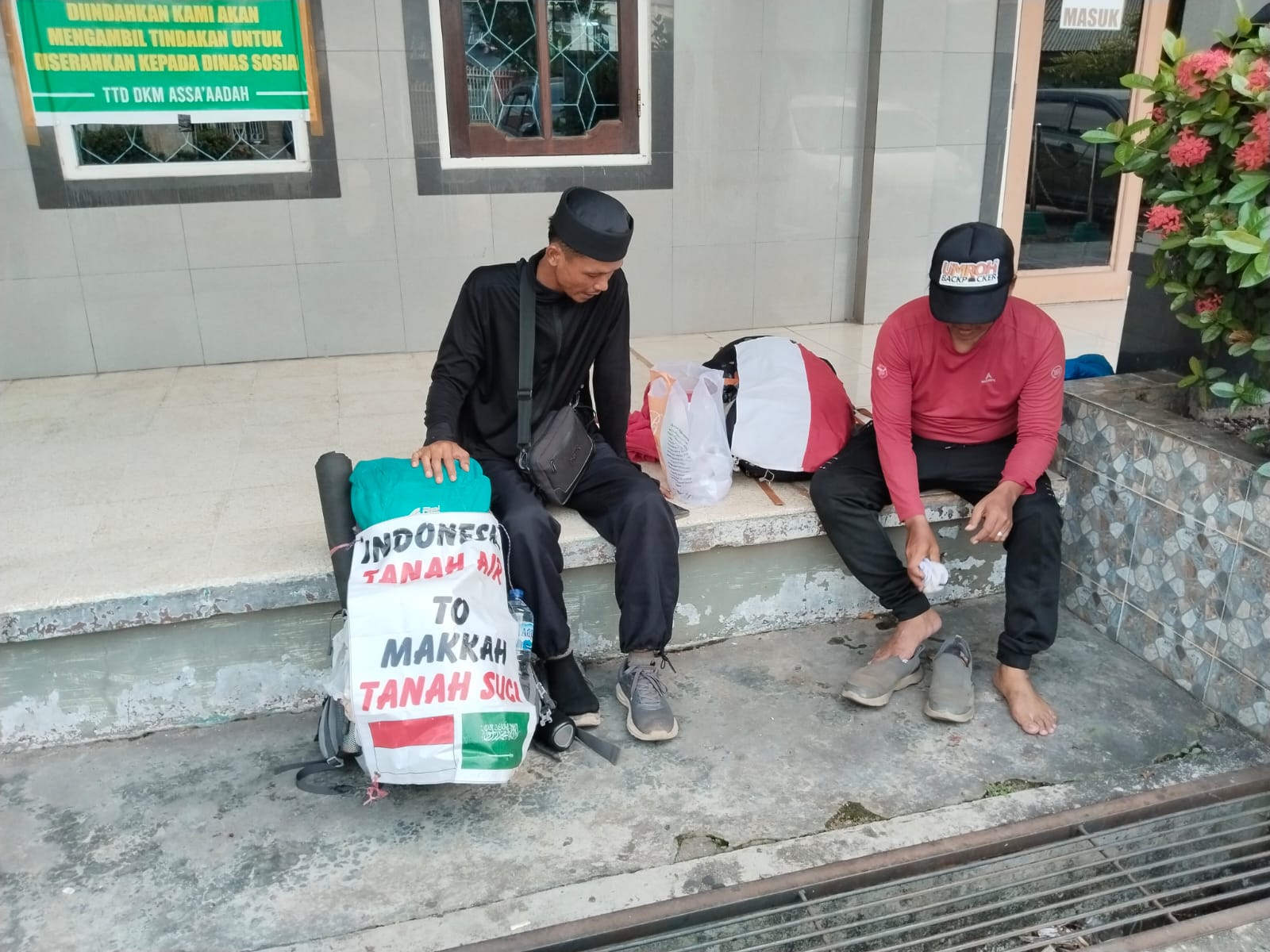 Demi Beribadah Haji, Dua Pria Ini Ekspedisi Jalan Kaki ke Mekkah
