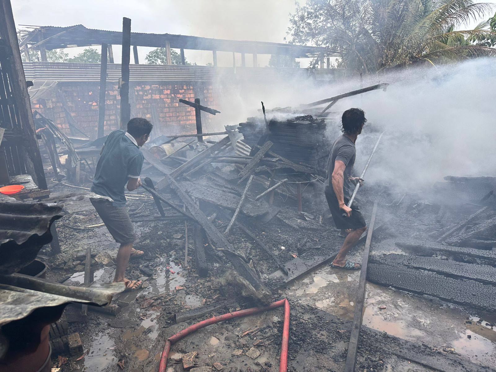 Tim Gabungan Sigap Padamkan Kebakaran di Mangun Jaya